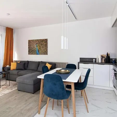 Luxury Center Two Bedroom Close To Beach *