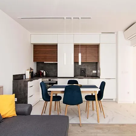 Luxury Center Two Bedroom Close To Beach Апартаменты *